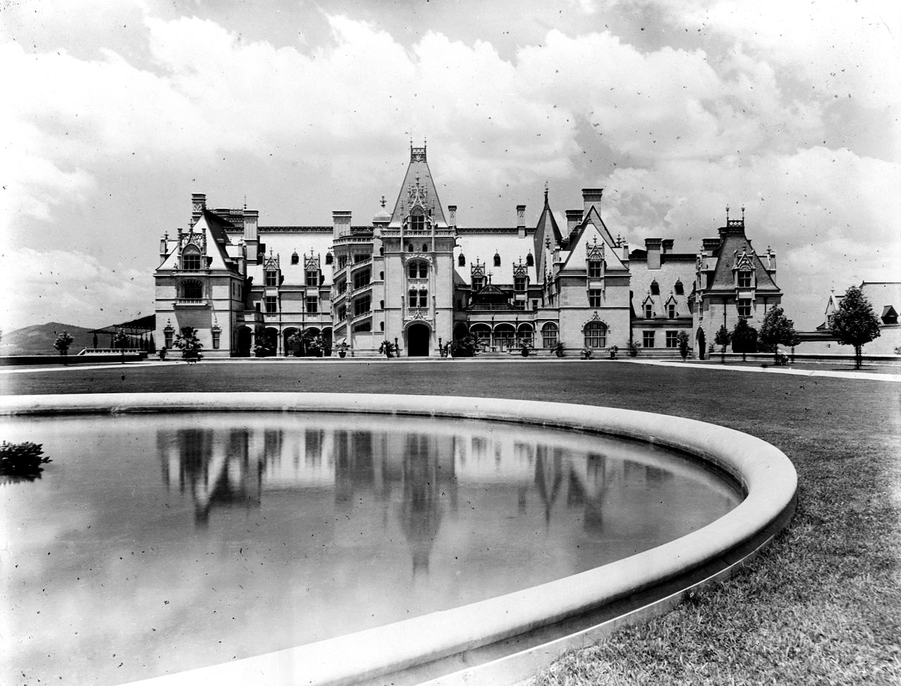 Historical_Image_of_the_Biltmore_Estate_The_Grove_Park_Inn_Asheville_North_Carolina.jpg